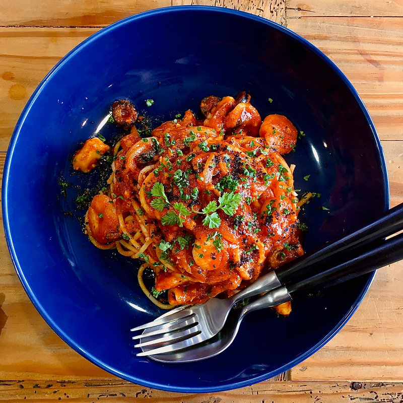 海の恵みとアンチョビ・黒オリーブの塩麹トマトパスタ(ワイン食堂ビオワルン 千早店)