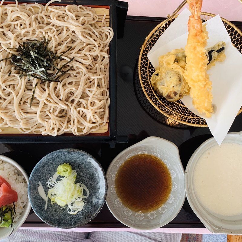 ミニマグロ丼と天ざるそば(高麗川カントリークラブレストラン)