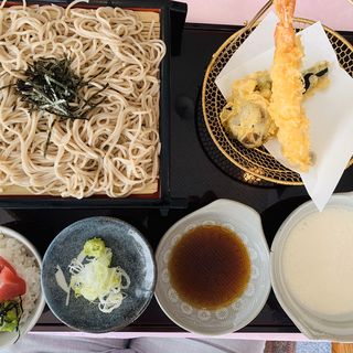 ミニマグロ丼と天ざるそば(高麗川カントリークラブレストラン)