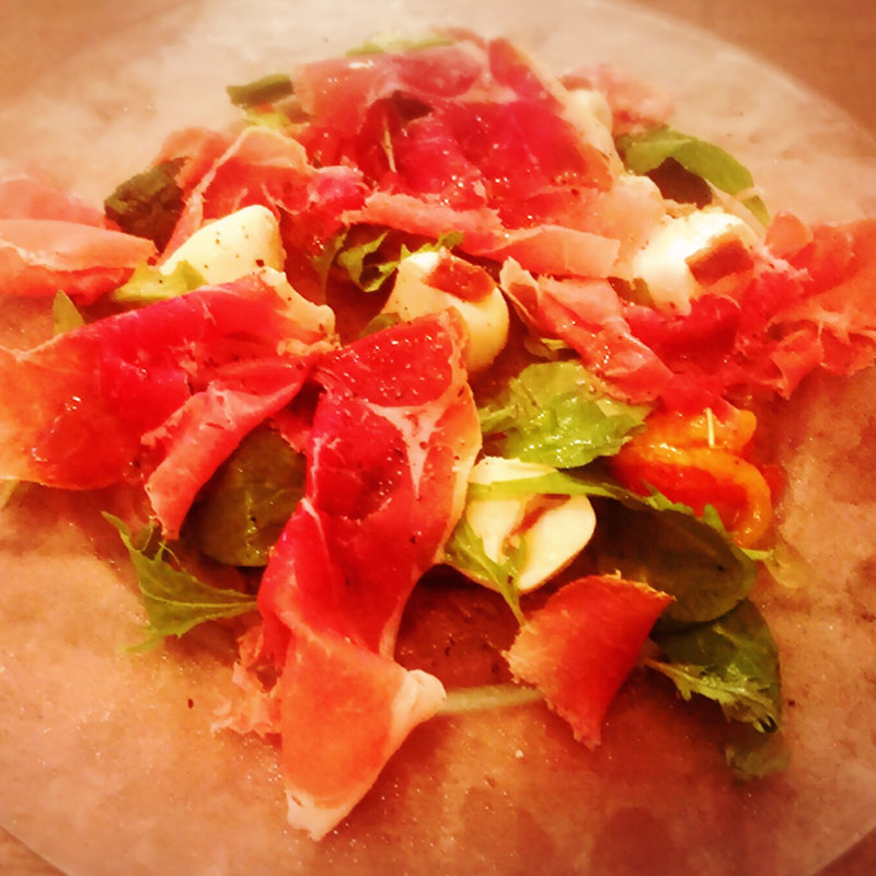 水牛モッツアレラと生ハムのサラダ(BISTRO PUG （ビストロ パグ）)