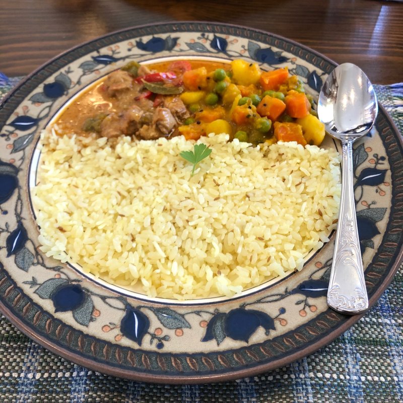 スリランカチキンカレーとベンガル野菜カレー(Cafe茶論 （カフェ サロン）)