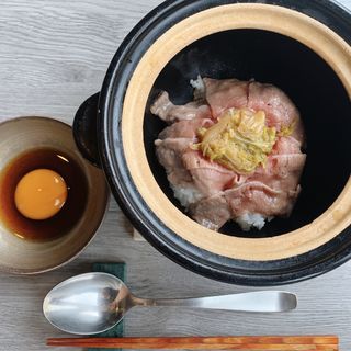 和牛すき焼き土鍋飯〜卵黄ダレで〜(onique tokyo)