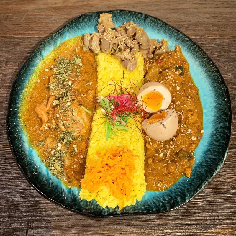 2種盛りカレー 砂肝アチャール ・味玉(スパイシーカリーハウス半月)