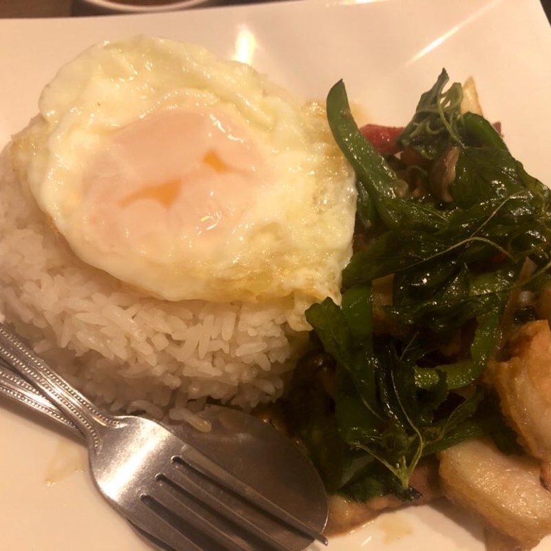 カリカリ豚のガパオライス(クンテープ ルクア大阪点)