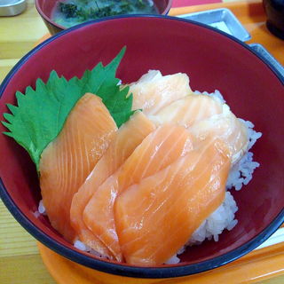 鮭二色丼(岩船港鮮魚センター 軽食コーナー )