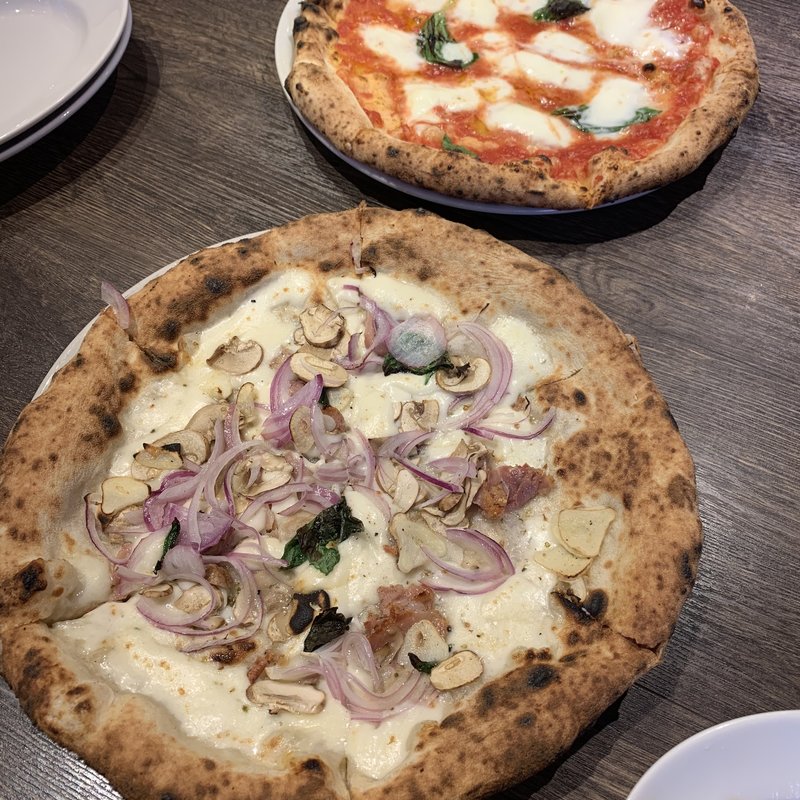 水牛のマルゲリータ&スモーキーダンボ(ダンボ ピザ ファクトリー 横浜店 )