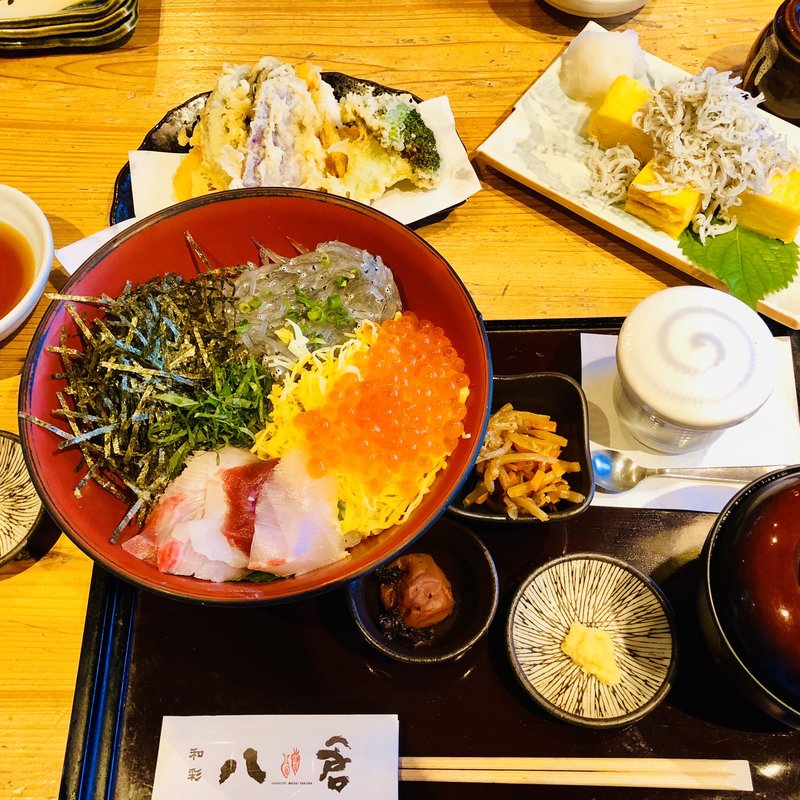 しらすと地魚の海鮮丼(和菜　八倉)