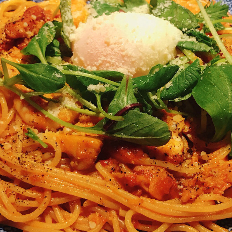 湯葉と海老とモッツァレラチーズのトマトクリーム 温泉卵添え(洋麺屋 五右衛門 八重洲店)