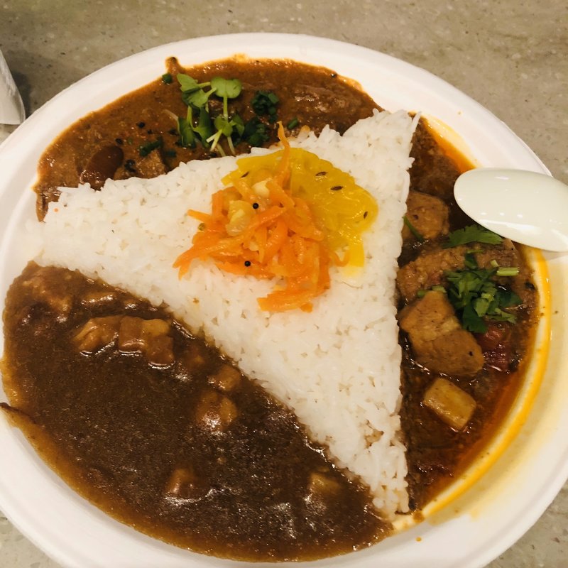 ポークビンダルー、豚バラと玉ねぎ、和風酒粕はんぺん(カレー屋ロストコーナー)