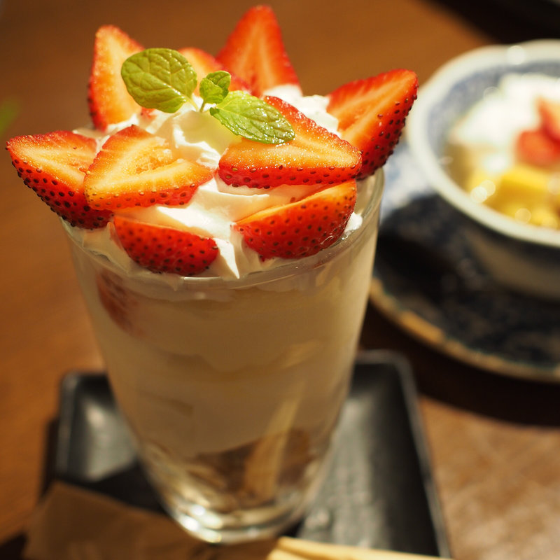 イチゴたっぷり杏仁豆冨パフェ(ロンフーダイニング イオンモール伊丹店)