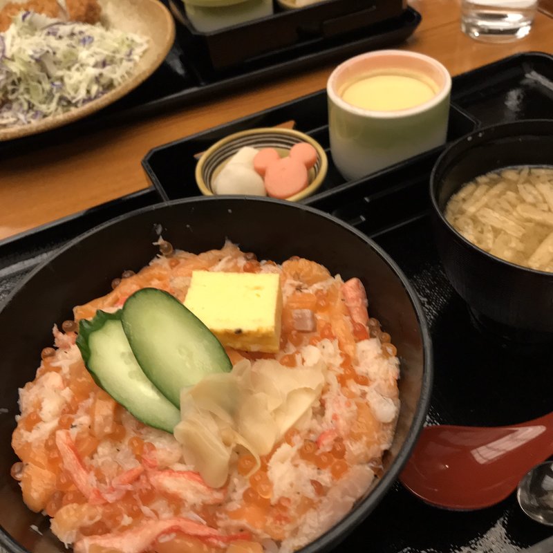 蟹とサーモンとイクラのちらし丼(れすとらん北齋)