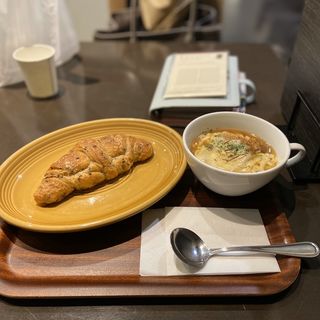 オニオングラタンスープ　ごまクロワッサン(三日月屋カフェ)