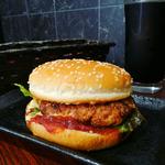 鉄板で焼いたハンバーグのフェスバーガー(ばつぐん)
