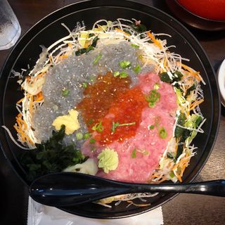 生しらす3色丼(しらす問屋とびっちょ 江の島弁財天仲見世通り店)