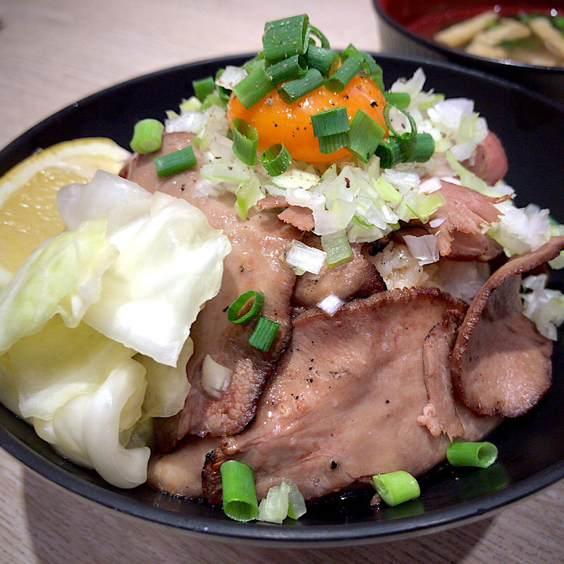 炙り牛たん丼 波盛り(ローストビーフ星 三井アウトレットパーク仙台港)