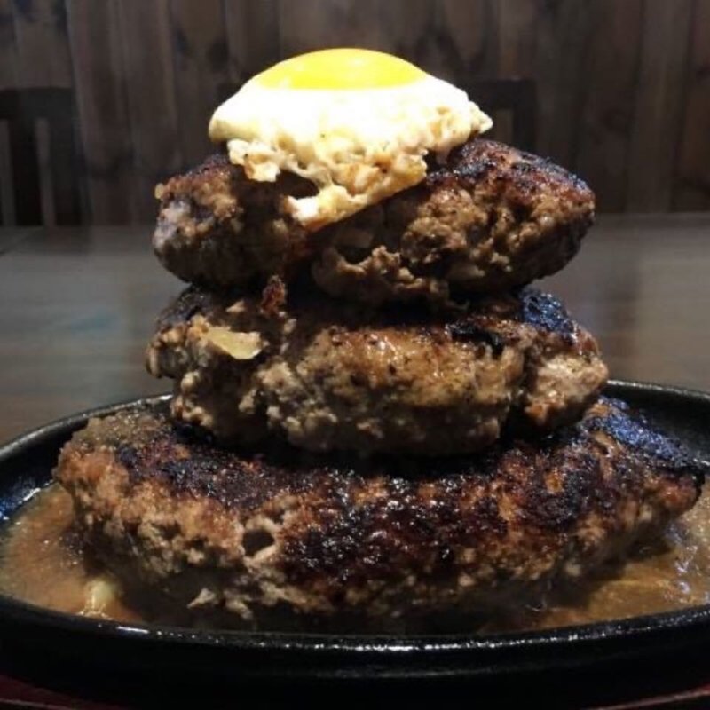 黒い3連ハンバーグ(牛舎)