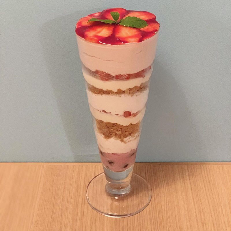 タピオカいちごミルフィーユパフェ(木と水と土と)