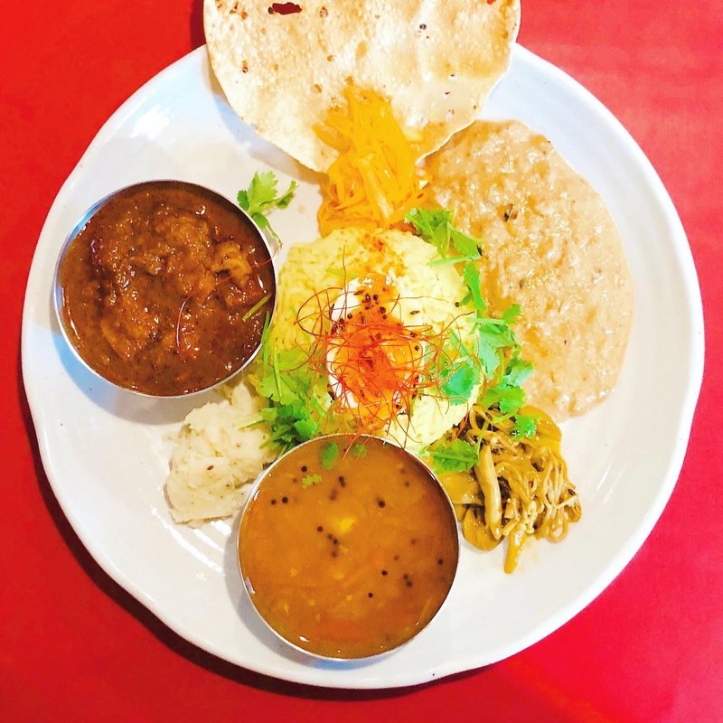 2種あいがけ（ゴロゴロポークカレー、海老入りラッサム）(クーリターリ（間借り先:ムロ・ルカーノ）)