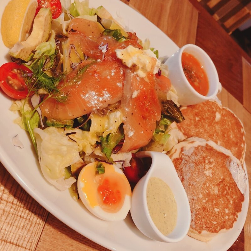 ミールパンケーキ　　サーモンサラダ(コナズ珈琲　茅ヶ崎店)
