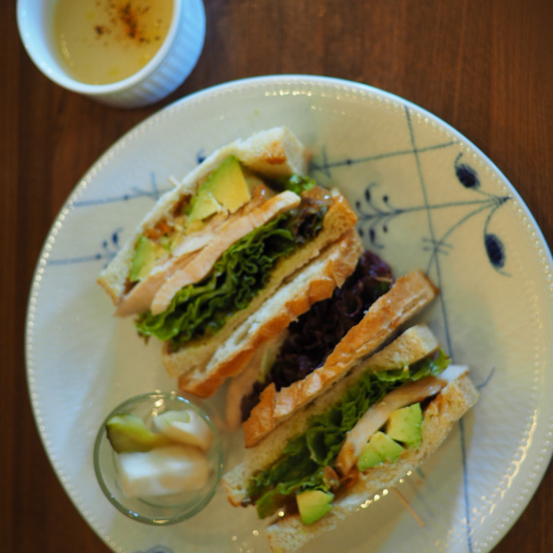 チキンアボカドのサンドウィッチ(カフェコンヴェルサ （Ｃonversa）)