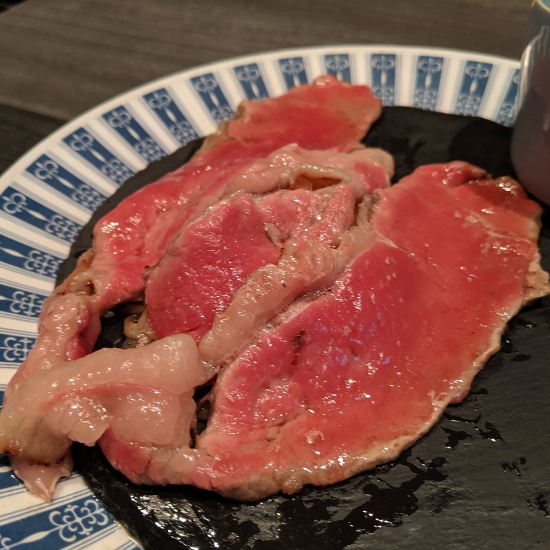 はみ出る！黒毛和牛の大判サーロインの炙り(水面月 名駅店 )