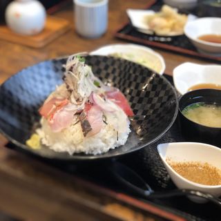 海鮮丼(重永鮮魚本店)