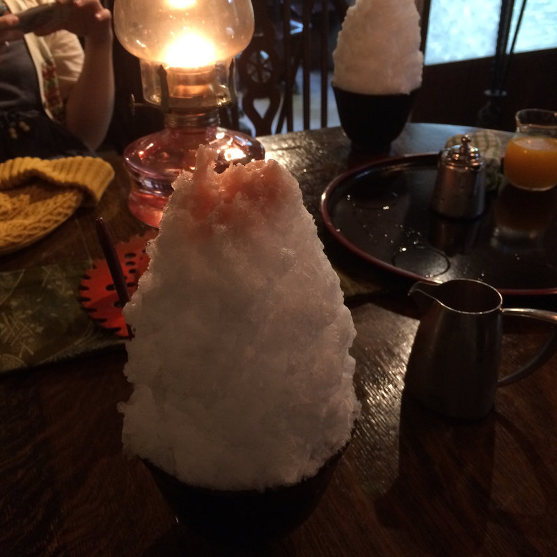 白桃白あんのかき氷(阿左美冷蔵 金崎本店)