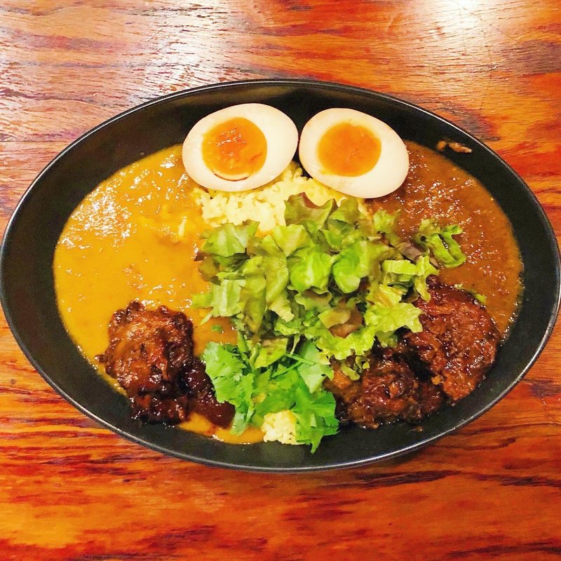 あいがけ（超スパイスカレー、カリガリカレー　トッピング:トロける煮豚、煮卵、レタス）(カリガリ 渋谷 )