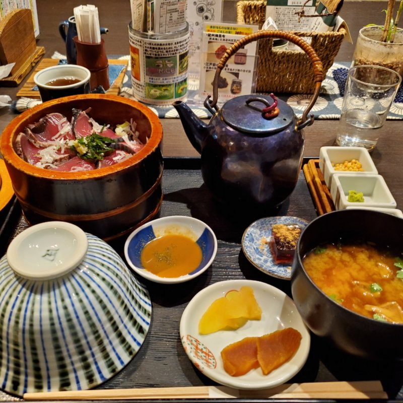 かつおのたたきお櫃膳(おひつ膳 田んぼ 表参道 （おひつぜん たんぼ）)