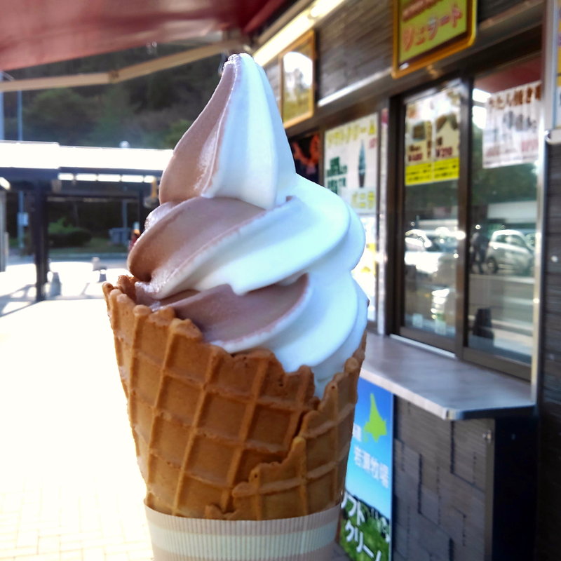 岩瀬牧場のミックスソフト(鶴巣パーキングエリア（下り線）テイクアウトコーナー)