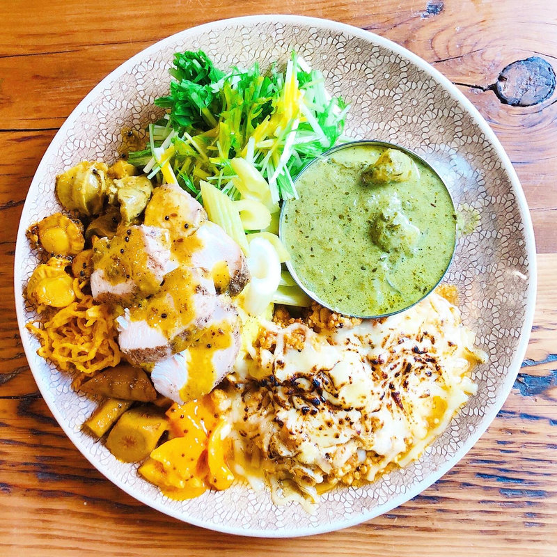 わんぱく（ココナッツチキンカレー、サーグアールー）(サンラサー)