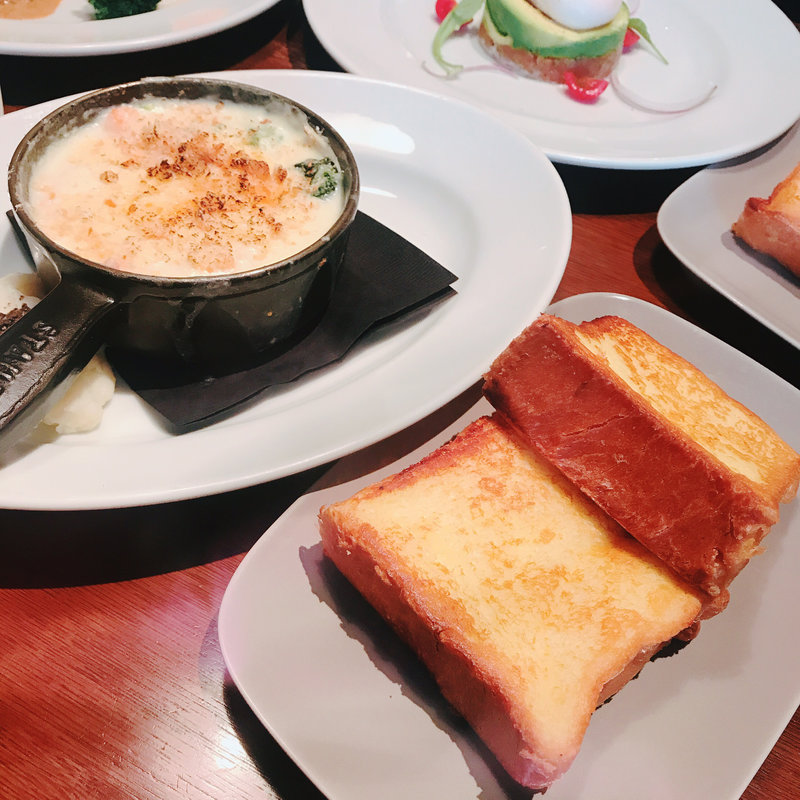 サーモンとホウレンソウのクリーム煮込み フレンチトーストブランチ(マーサーブランチ ギンザテラス)