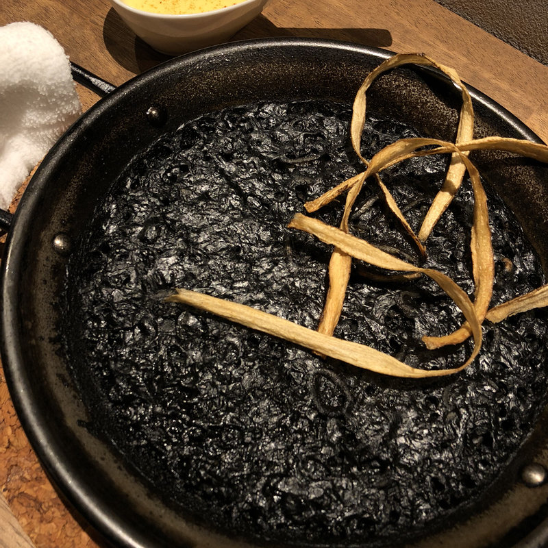 イカスミのパエリア(ル プリュ ムーチョ)