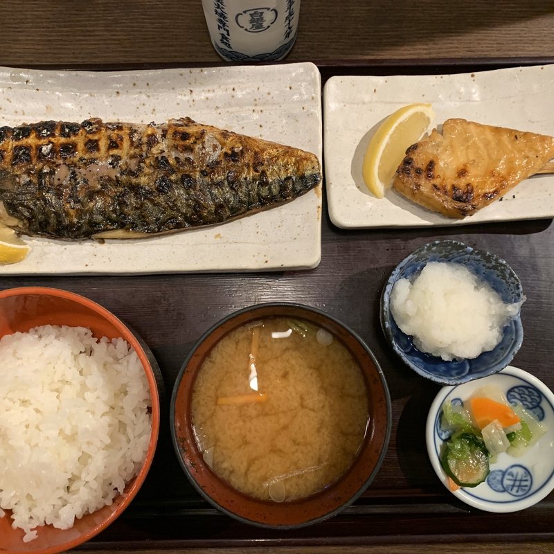 さばの塩焼きとサーモンハラス串(炭火焼専門食処 白銀屋 大手町分店)