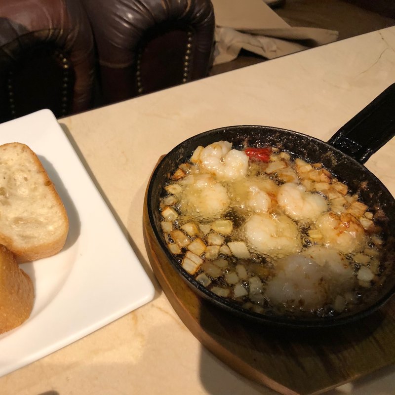 プリプリ海老のアヒージョ(世界のワイン博物館 グランフロント大阪店)