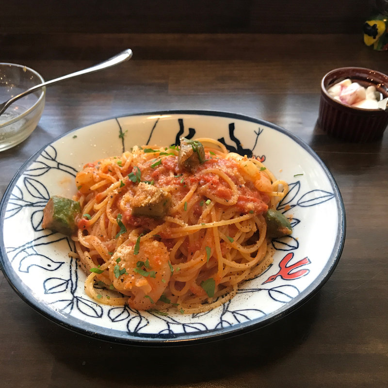 エビとアボカドのトマトクリーム(トイトイカフェ )