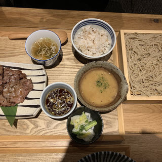 牛タン炙り焼きと自然薯麦とろ蕎麦のセット(じねんじょ庵)