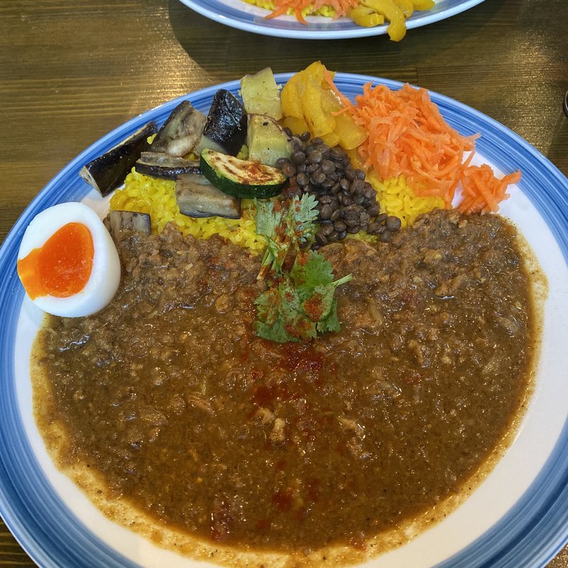 キーマカレー（添え野菜、自家製ピクルス、半熟卵）(アズカレー)
