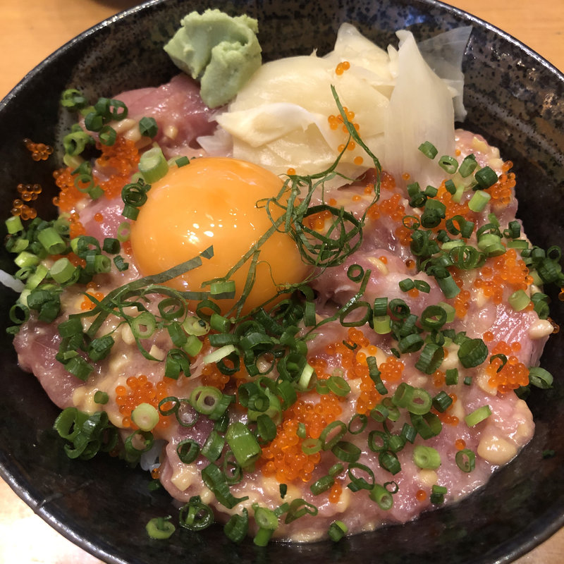 まぐろ納豆爆弾丼(板前寿司 赤坂店)