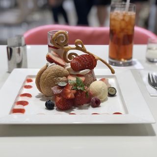 国産苺とベリーのプレートデザート(タカノフルーツパーラー 池袋東武店)