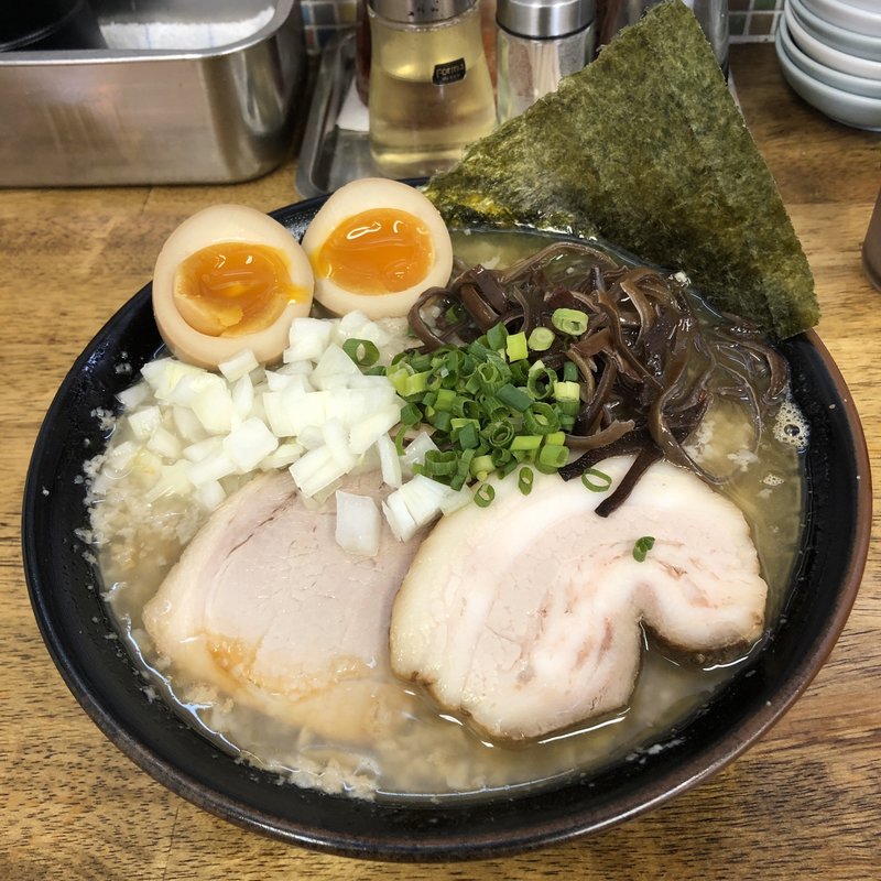 背脂煮干味玉乗せラーメン(丸め )