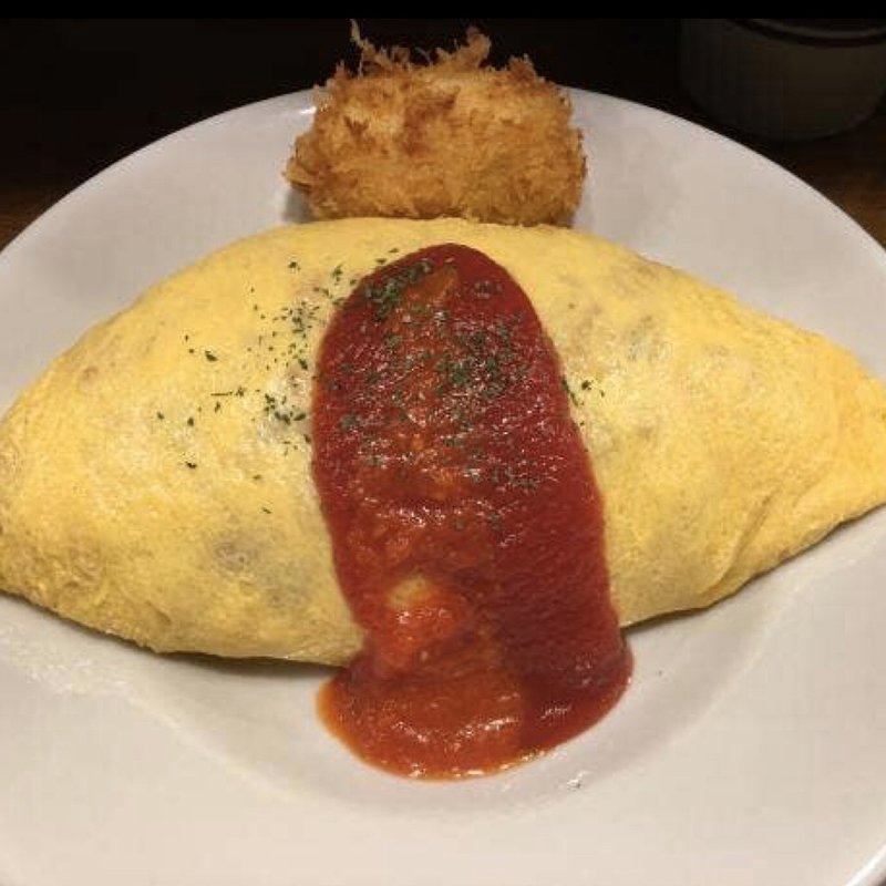 オムライス　自家製のカニクリームコロッケ添え(美味卵家 （ウマタマヤ）)