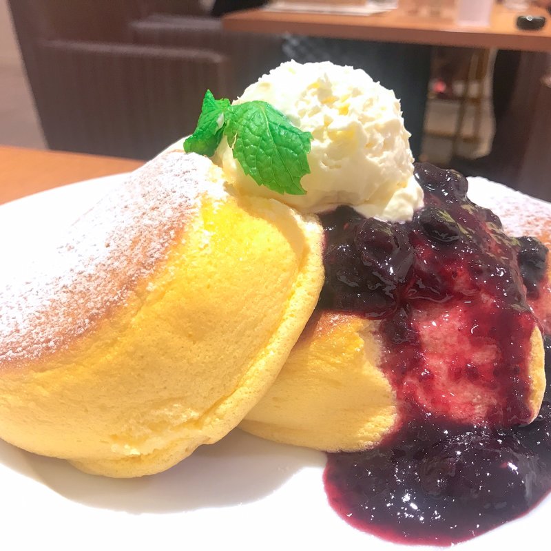 濃厚チーズムースパンケーキ　ベリーソース添え(幸せのパンケーキ 仙台 FORUS店)