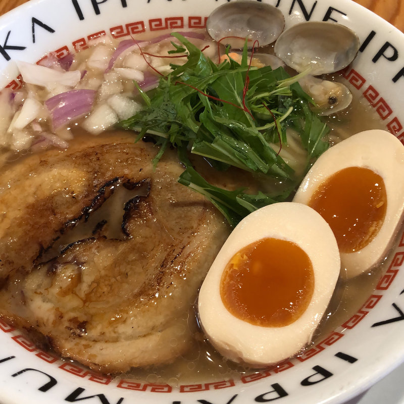 貝だし味玉塩そば(下品なぐらいダシがうまいラーメン屋)