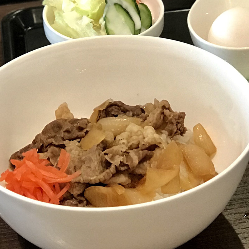 牛丼(生卵/ミニサラダ/アイスコーヒー付き)(テイスティカフェ)
