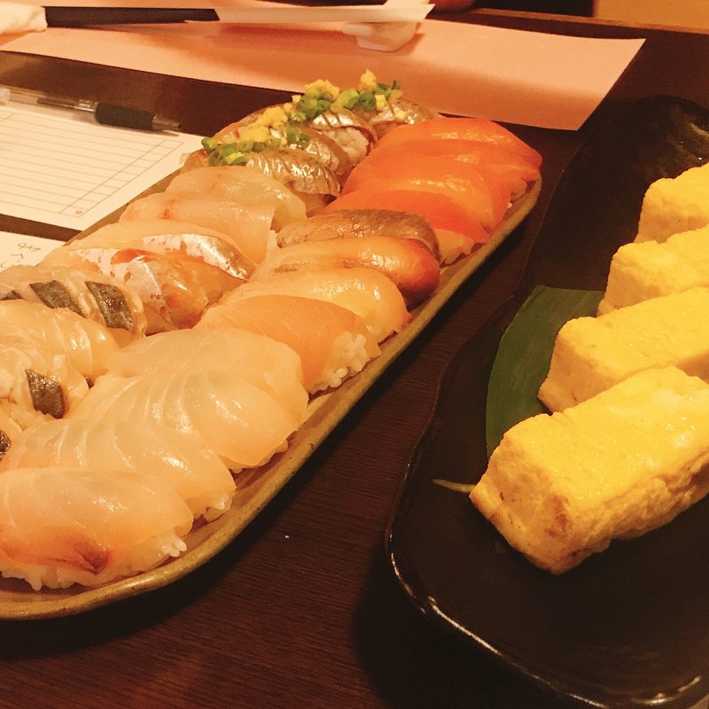 日本酒飲み比べ　寿司、玉子付き(旬彩と地酒 かくれんぼ)