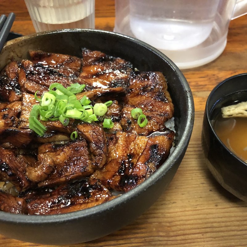 中豚丼・味噌汁(炭火豚丼 豚野郎)