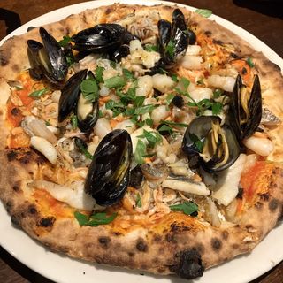 海老、魚、しらす、オリーブ、魚介のトマトソース(ピッツェリア・エ・バール・レガーメ （Pizzeria e bar LEGAME）)