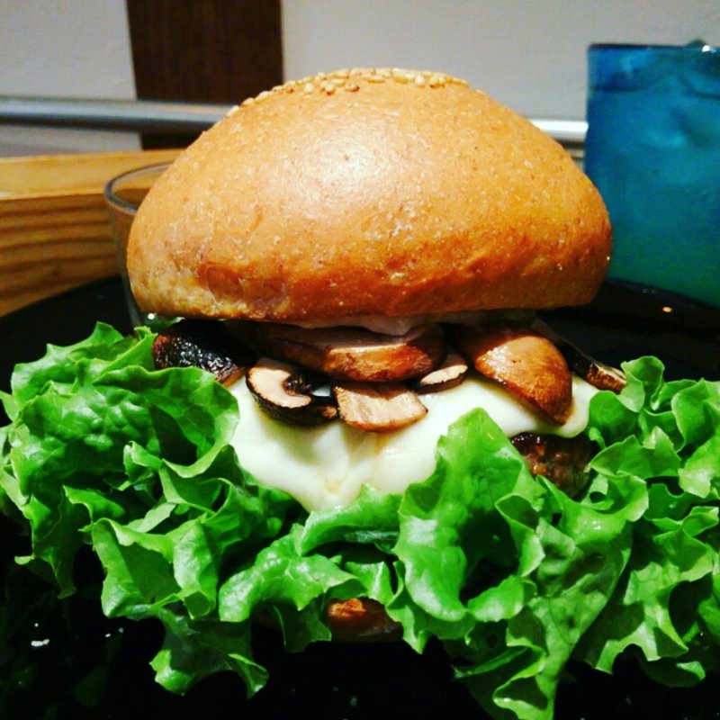 ハンバーガー(全粒粉バンズ＋ビーフパティ＋マッシュルーム＋玉ねぎ＋グリーンリーフ＋モッツァレラチーズ＋トリュフフレーバーソース)(milia burger)