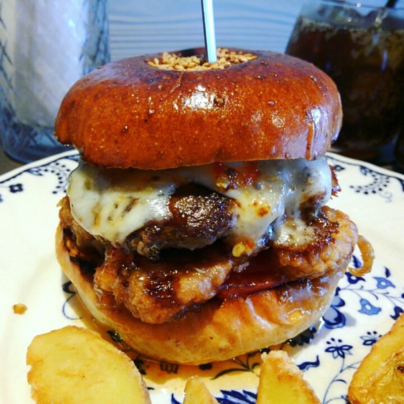 フライドバナナとベイクドトマトのツインチーズバーガー(だるま珈琲)